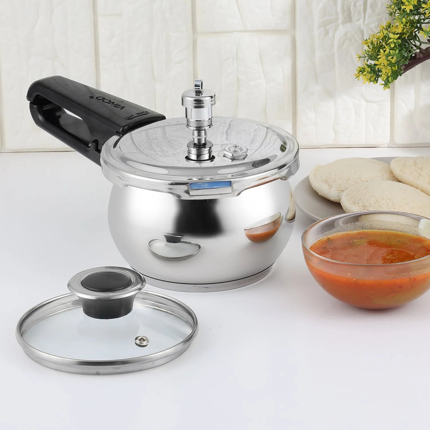 1.5 liters stainless steel pressure cooker with satinless steel cover and glass lid on side 